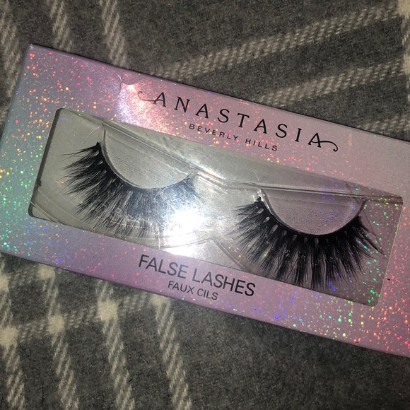 False eyelashes - Picture 1 of 4